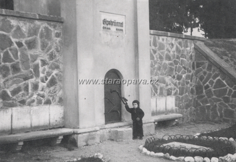 reka (10).jpg - Sádrovcová studánka (Gibsbrunnel) v roce 1942. Dle pamětníků se ještě v 60.letech 20.století dálo ze studánky pít.